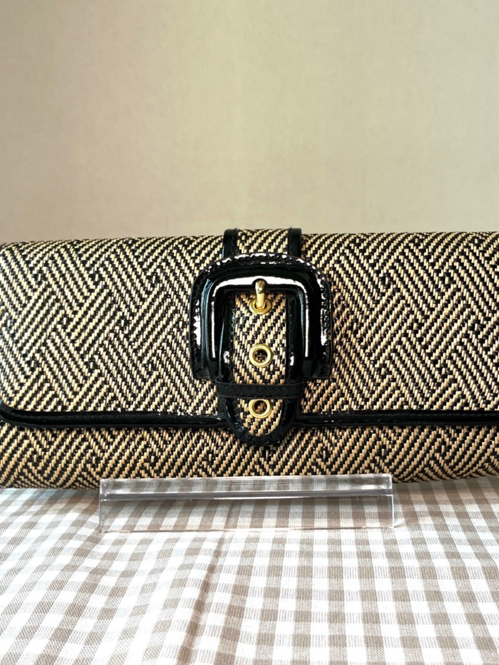 Y2K Banana Republic woven straw clutch with black patent leather trim and buckle